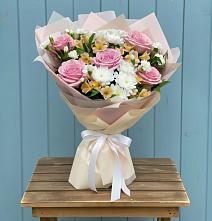 Букет цветов из:  Гвоздики, Орхидеи и Розы в Новосокольниках
