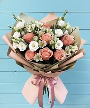 Букет цветов из:  Розы, Альстромерии и Лизиантусы в Новосокольниках