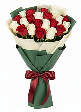 Букет Микс из красных и белых роз в Новосокольниках