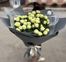 Букет Белые кустовые розы Солинеро в Новосокольниках