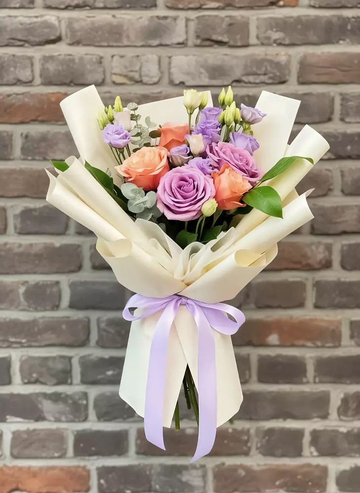 Букет цветов из: Лизиантусы и Розы в Новосокольниках