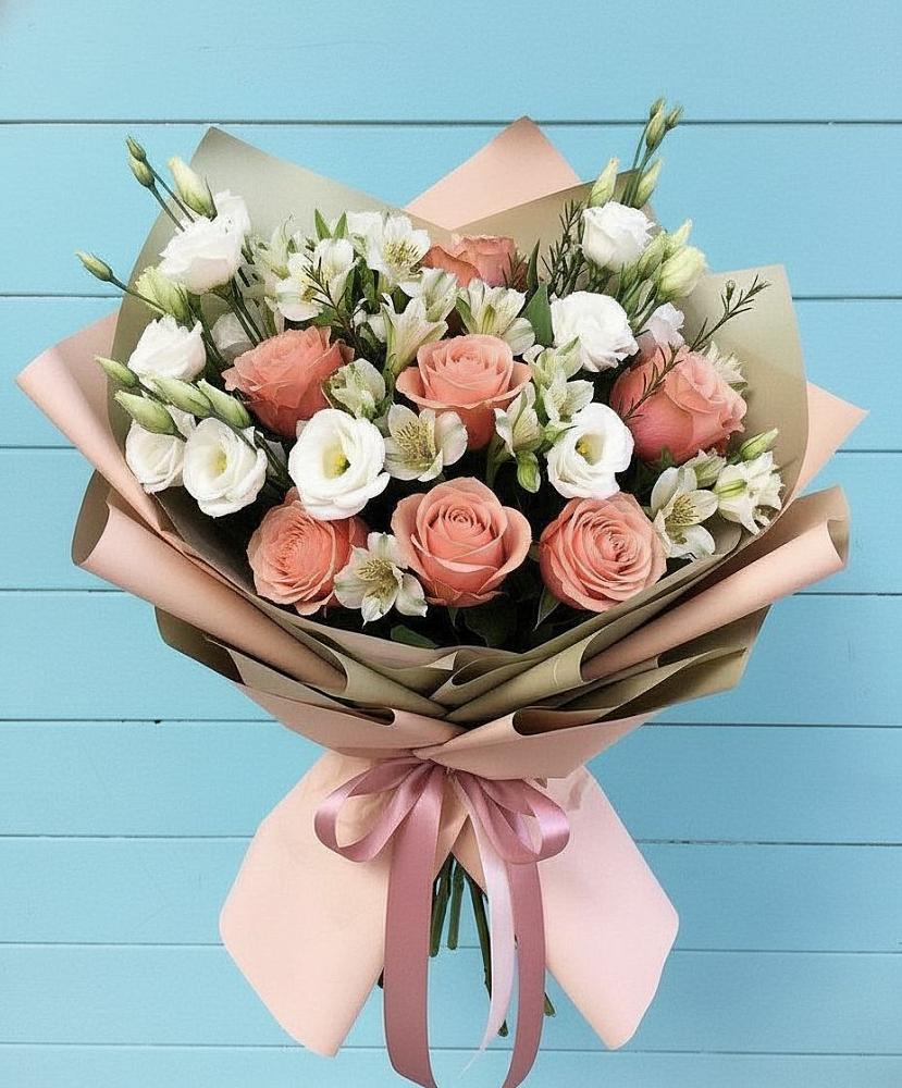 Букет цветов из: Розы, Альстромерии и Лизиантусы в Новосокольниках