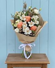 Букет цветов из:  Альстромерии, Лизиантусы, Розы и Хризантемы в Новосокольниках