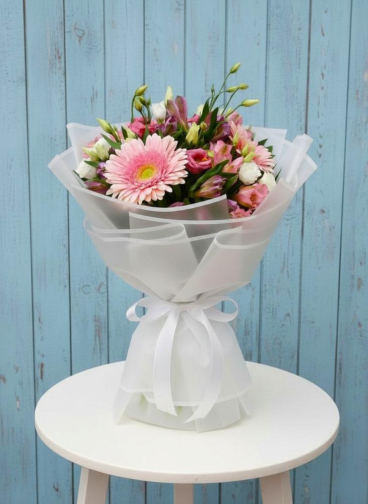 Букет цветов из: Герберы, Альстромерии и Лизиантусы в Новосокольниках