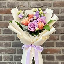 Букет цветов из:  Лизиантусы и Розы в Новосокольниках