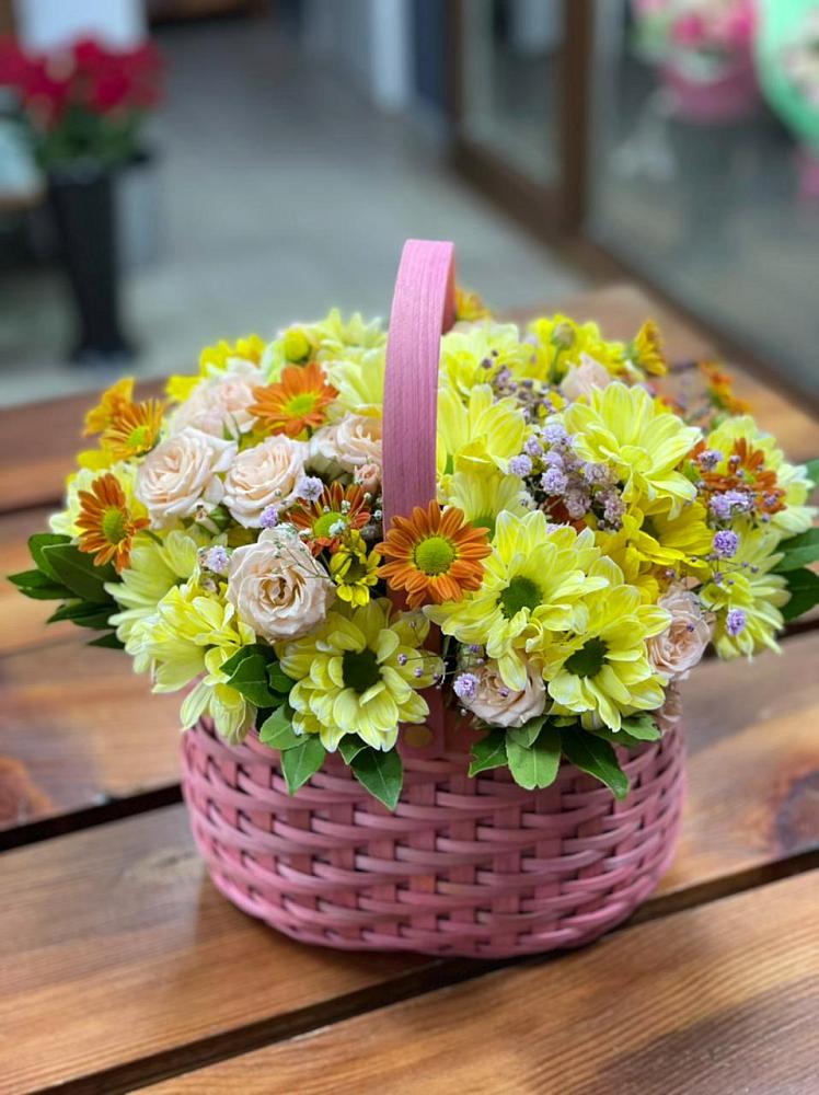 Цветочная композиция из Хризантемы и Розы в корзине в Новосокольниках