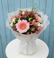 Букет цветов из:  Герберы, Альстромерии и Лизиантусы в Новосокольниках