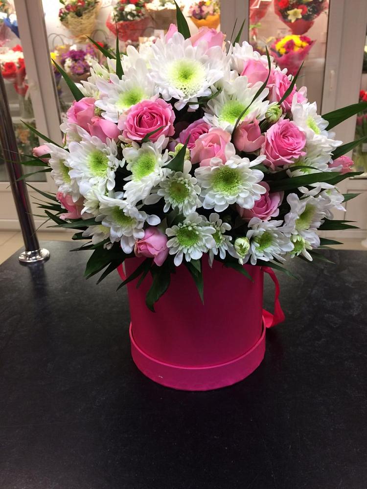 Цветочная композиция из Розы и Хризантемы в шляпной коробке в Новосокольниках