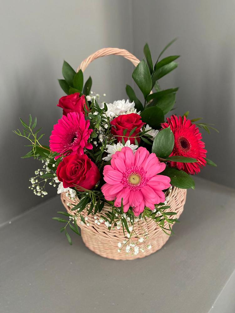 Цветочная композиция из Розы, Хризантемы и Герберы в корзине в Новосокольниках