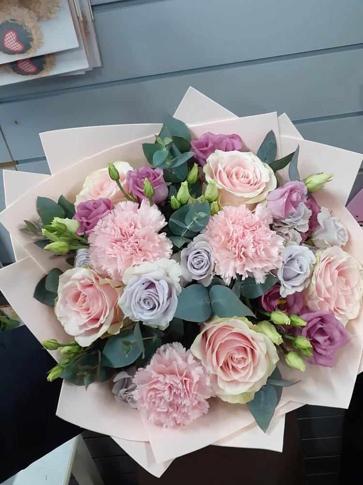 Букет цветов из: Розы, Гвоздики и Лизиантусы в Новосокольниках