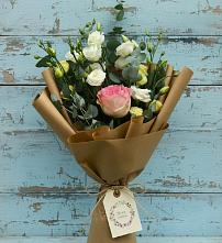 Букет цветов из:  Розы и Лизиантусы в Новосокольниках