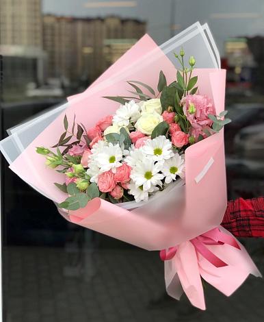 Букет цветов из: Розы, Лизиантусы и Хризантемы в Новосокольниках