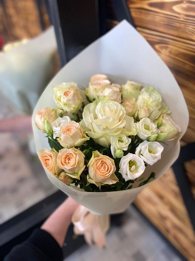 Букет цветов из: Розы и Лизиантусы в Новосокольниках